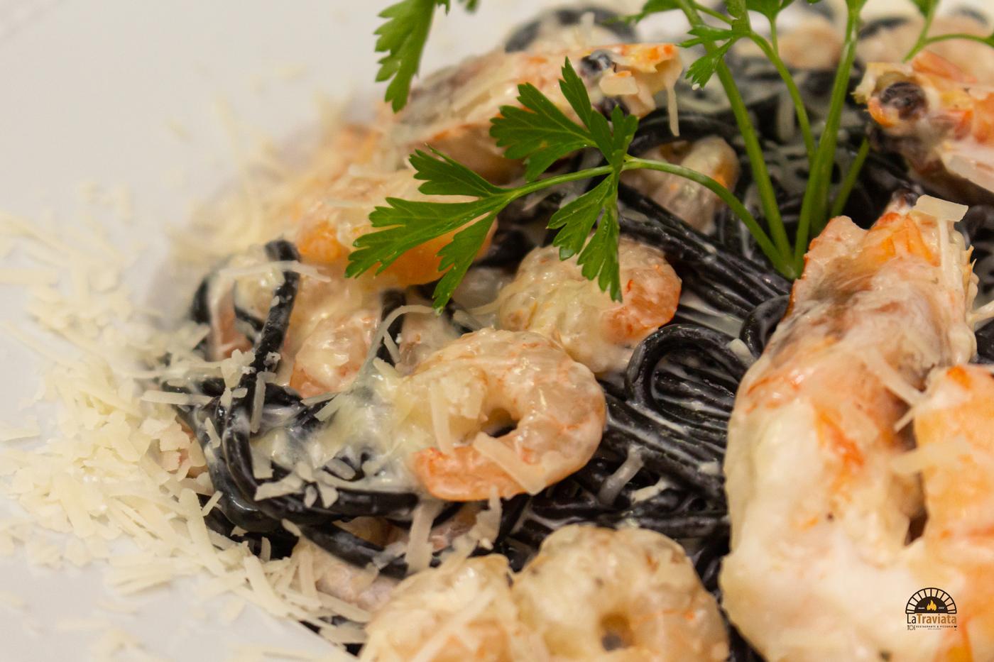 Linguini negro com camarão