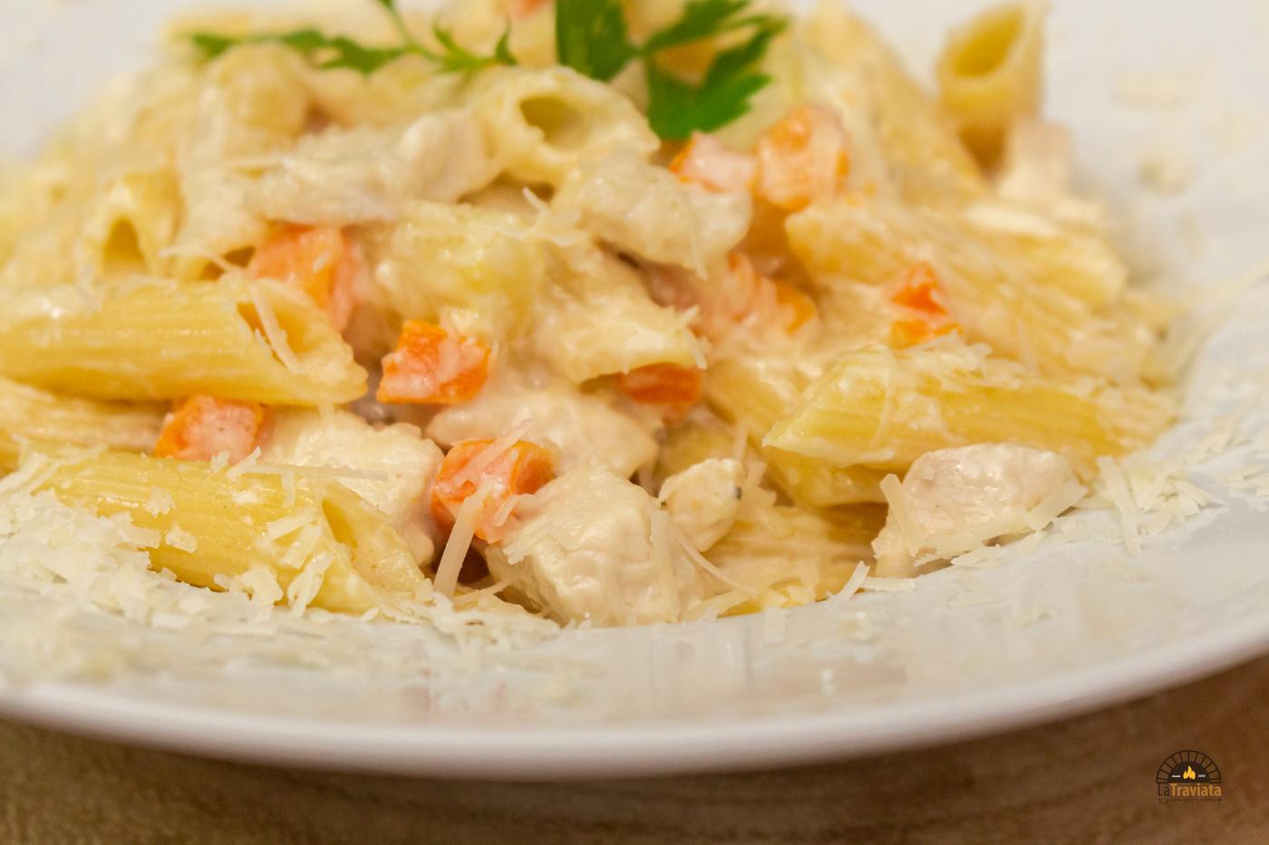 Penne com frango e cenoura