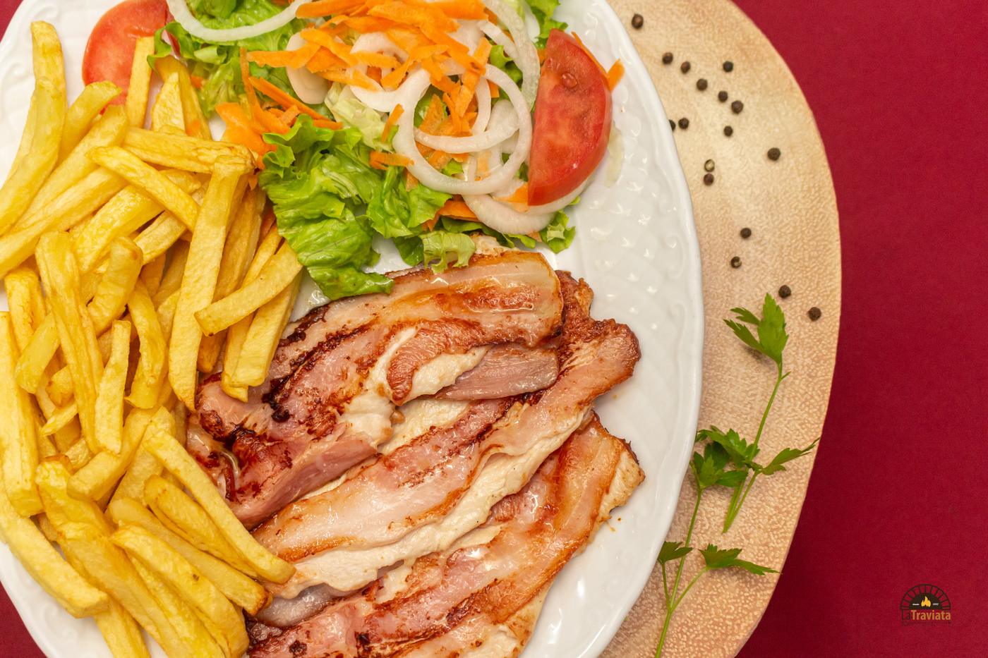 Frango com bacon e batatas