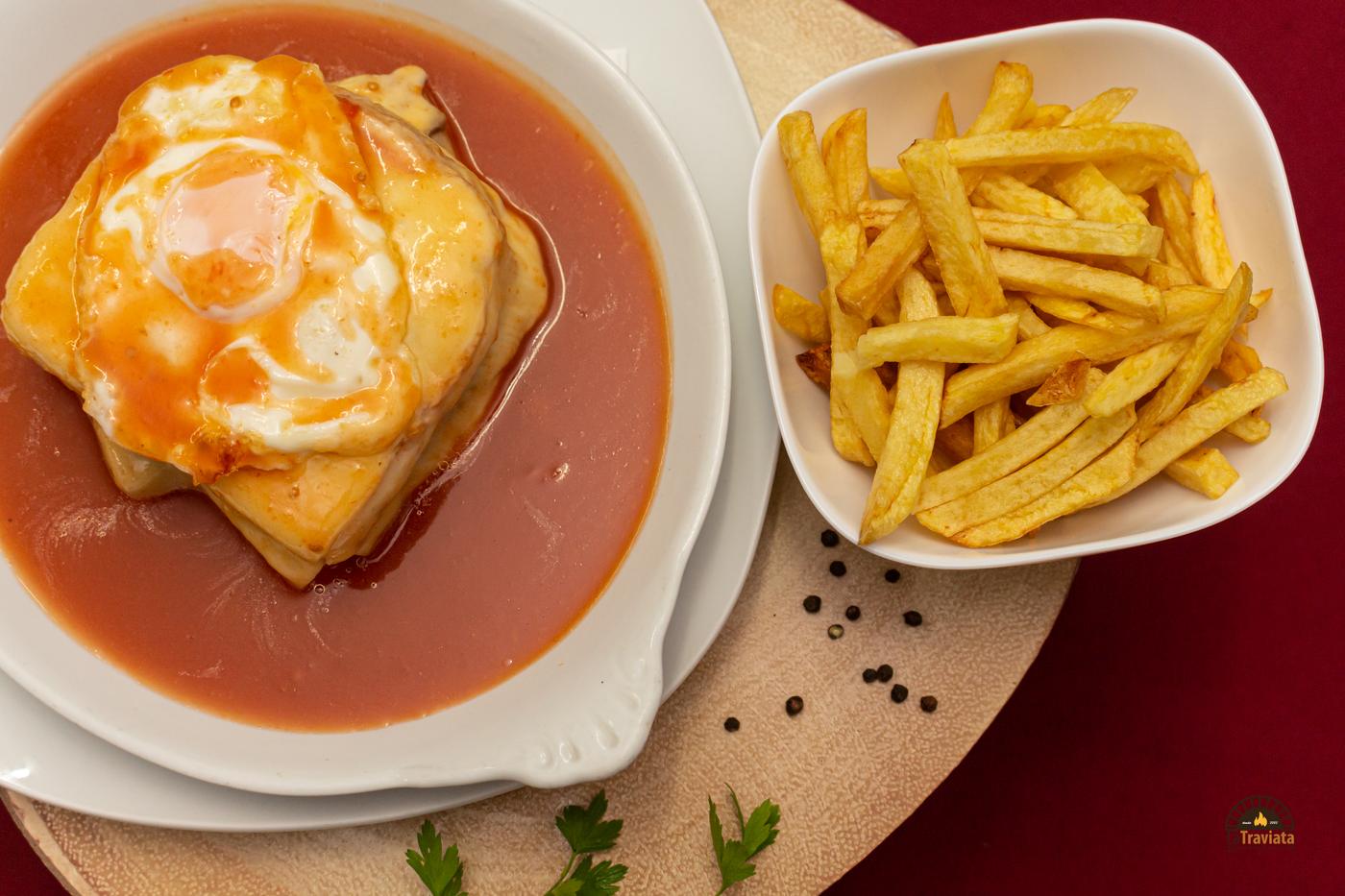 Francesinha com ovo e batatas fritas