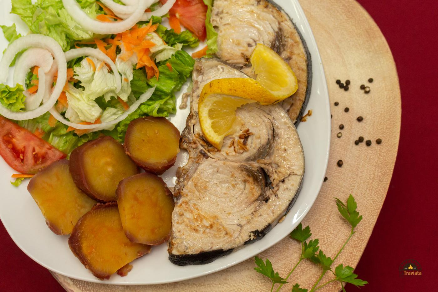 Espadarte grelhado com batatas